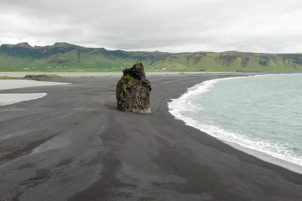 Spiaggia di sabbia nera di Reynisfjara, Islanda — Foto Stock