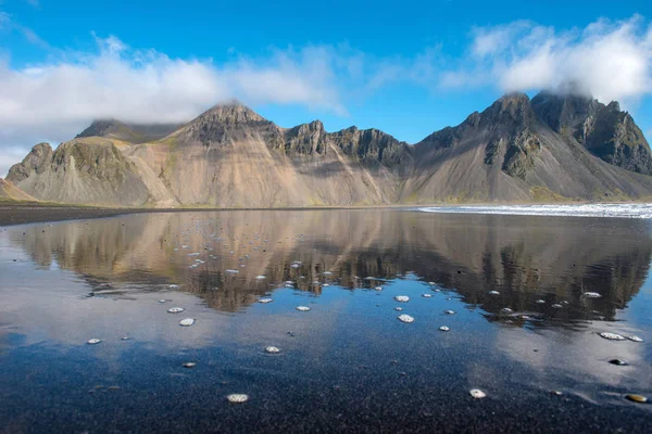 Отражение горы Вестрахорн в Стокснисе, Исландия — стоковое фото