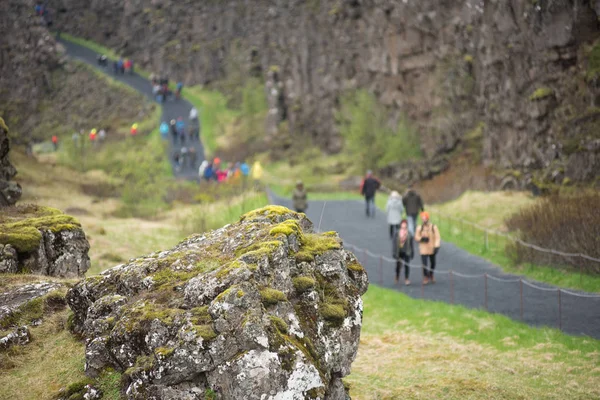 ฝูงนักท่องเที่ยวที่มาเยี่ยมธิงเวลเล่ ประเทศไอซ์แลนด์ — ภาพถ่ายสต็อก