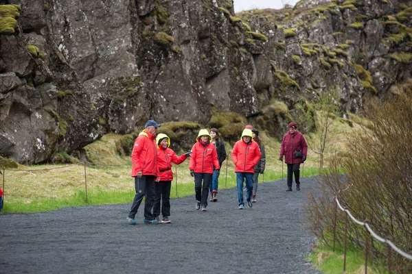 Multidão de turistas que visitam Thingvellir, Islândia — Fotografia de Stock