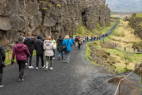 थिंगवेलियर, आइसलैंड का दौरा करने वाले पर्यटकों की भीड़ — स्टॉक फ़ोटो, इमेज