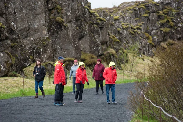 Menigte van toeristen een bezoek aan Thingvellir, IJsland — Stockfoto