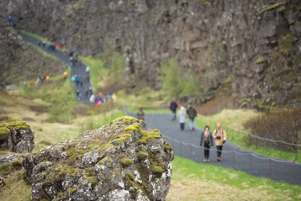 参观冰岛Thingvellir的游客群 — 图库照片