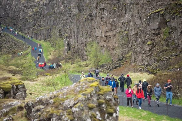 Davy turistů navštěvující Thingvellir, Island — Stock fotografie