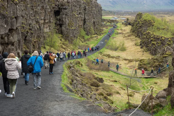 Davy turistů navštěvující Thingvellir, Island — Stock fotografie