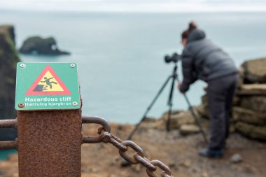 İzlanda'da tehlikeli uçurum işareti