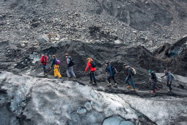 Solheimajokull buzulunda yürüyüş eden turistler, İzlanda