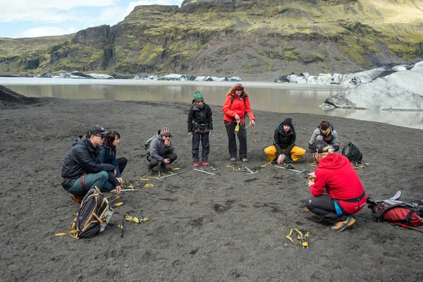 Turistas caminhadas no glaciar Solheimajokull, Islândia — Fotografia de Stock