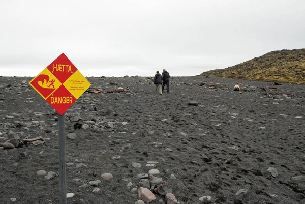 Farliga vågor skylt på isländsk strand — Stockfoto