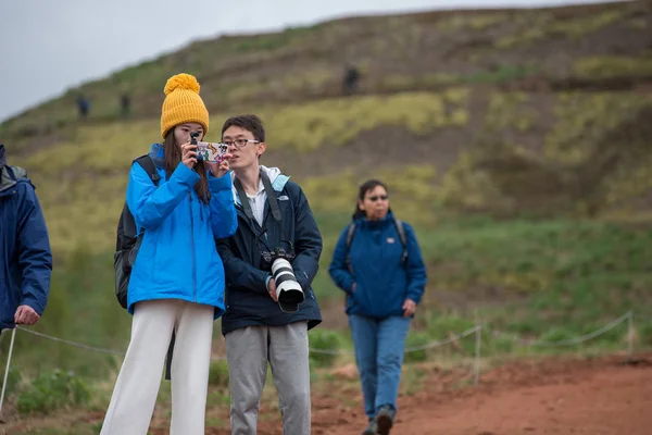 Turisti asiatici fotografare con uno smartphone — Foto Stock