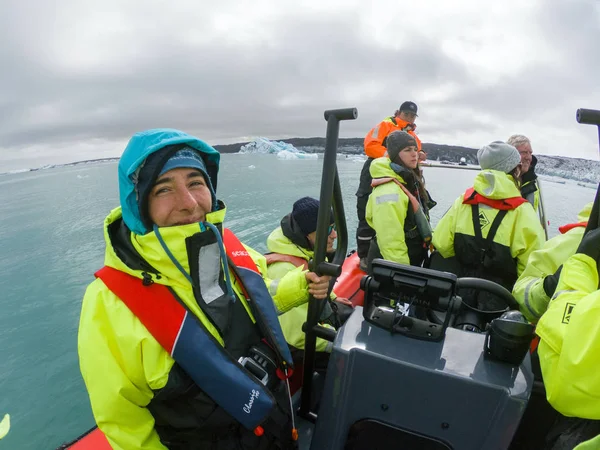 ヨクルサルロンラグーンでのボート旅行, アイスランド — ストック写真
