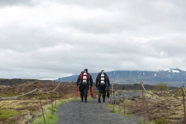 सिल्फ्रा, आइसलैंड में पूर्ण डाइविंग उपकरण में चलने वाले गोताखोर — स्टॉक फ़ोटो, इमेज
