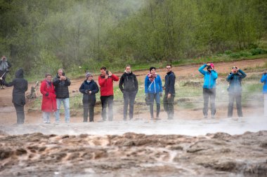 İzlanda Strokkur gayzer ziyaret Turistler