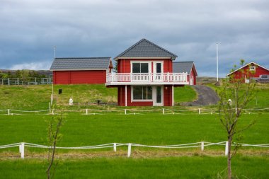 İzlanda'da kırmızı eko ev