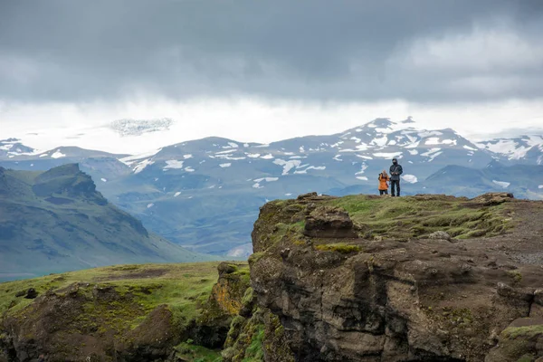 游客徒步旅行在冰岛 — 图库照片
