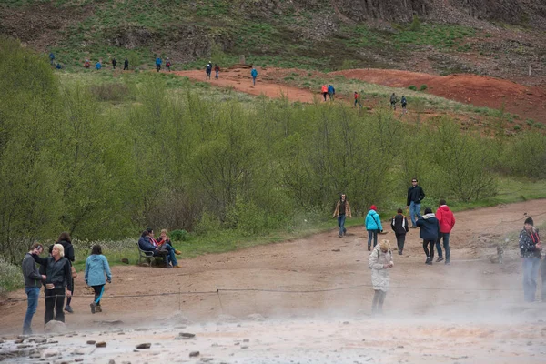 Toeristen een bezoek aan Strokkur Geyser in IJsland — Stockfoto