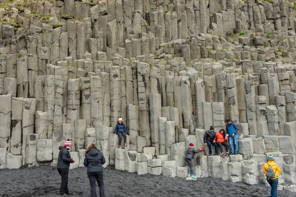 Turisté navštěvující VIK v jižním Islandu — Stock fotografie