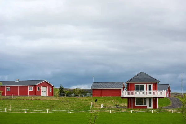 İzlanda'da kırmızı eko ev — Stok fotoğraf