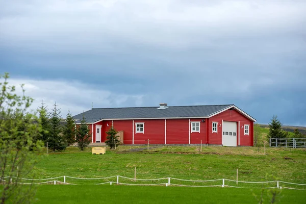 İzlanda'da kırmızı eko ev