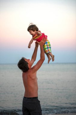 Baba ve kızı plajda eğlenmek