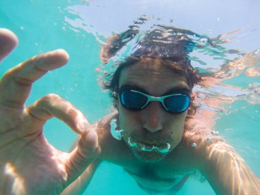 Bir adamın Denizde yüzme sualtı görüntüleme