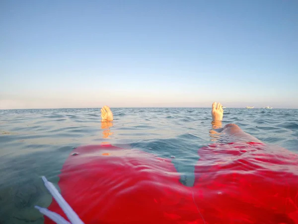 Плаваючий чоловік відпочиває у морській воді — стокове фото