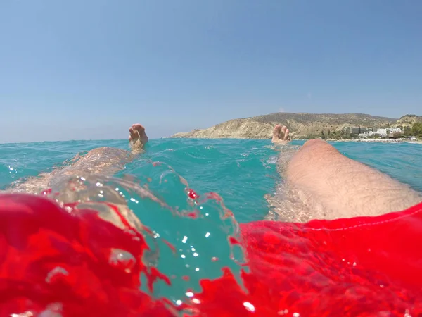 海に浮かぶ水泳選手の足 — ストック写真