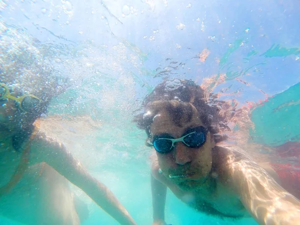Couple s'amuser sous l'eau dans la mer — Photo