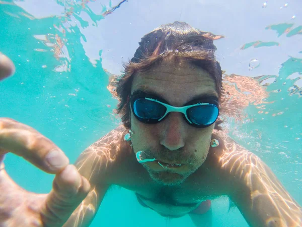 Vista submarina de un hombre nadando en el mar — Foto de Stock