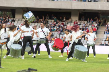 Davulcular canlı gösteri yapıyor