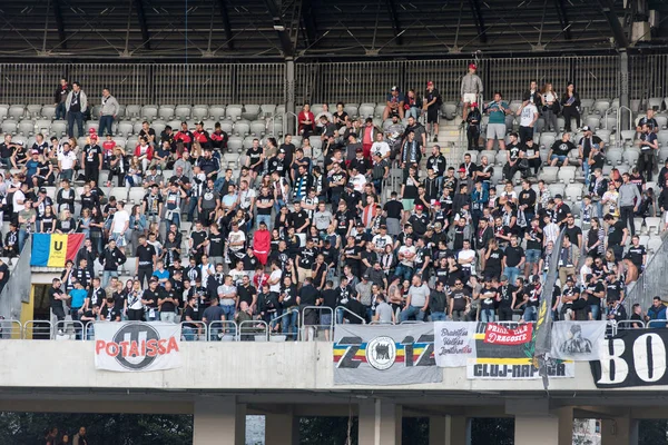 Multitud de aficionados al fútbol, simpatizantes en la tribuna — Foto de Stock