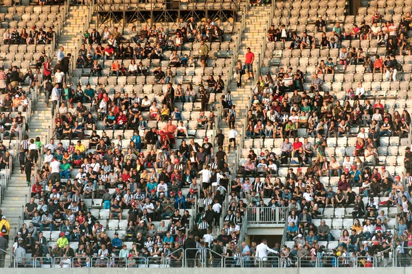 Multidão de fãs de futebol, apoiantes na tribuna — Fotografia de Stock