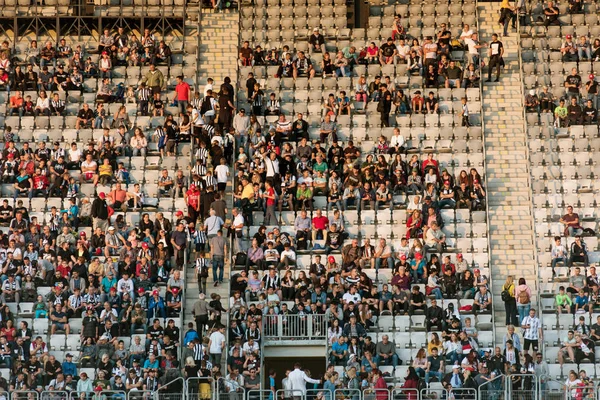 Πλήθος οπαδών του ποδοσφαίρου, υποστηρικτές στον Τριβούνο — Φωτογραφία Αρχείου