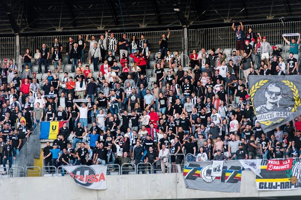 Multitud de aficionados al fútbol, simpatizantes en la tribuna — Foto de Stock