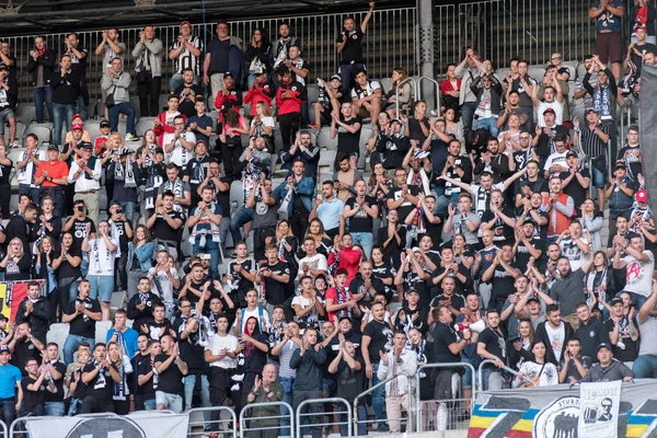 Multitud de aficionados al fútbol, simpatizantes en la tribuna — Foto de Stock