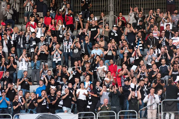 サッカーファンの群衆、トリビューンのサポーター — ストック写真