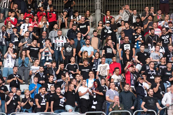 Multitud de aficionados al fútbol, simpatizantes en la tribuna — Foto de Stock