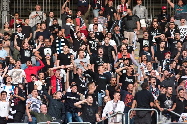 サッカーファンの群衆、トリビューンのサポーター — ストック写真
