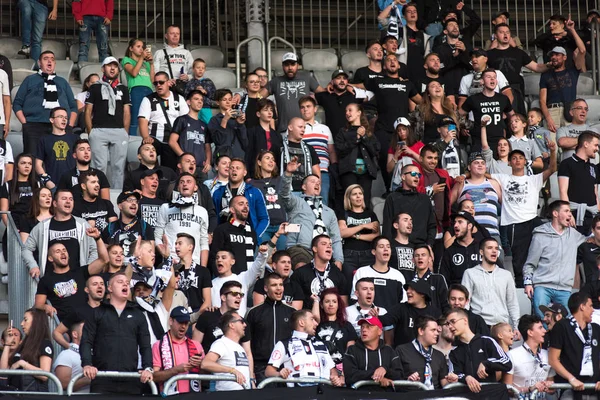 Tömeg a futball-rajongók, a szurkolók a tribunus — Stock Fotó