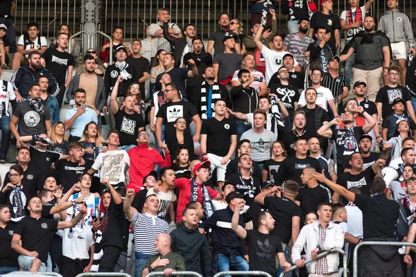 Multitud de aficionados al fútbol, simpatizantes en la tribuna — Foto de Stock