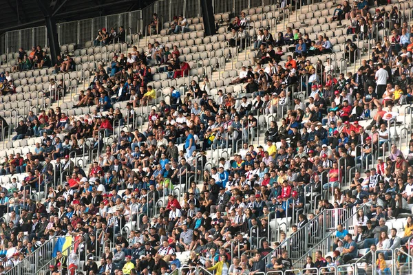 Tłum fanów piłki nożnej, zwolennicy w Tribune — Zdjęcie stockowe