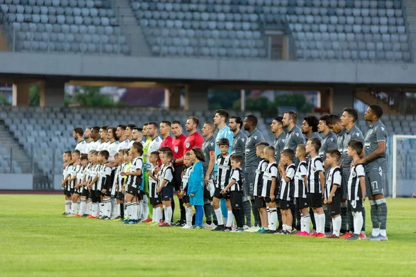 Jugadores de fútbol de PAOK Saloniki y Universitatea Cluj en el be — Foto de Stock