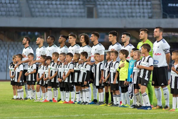 Soccer players of Universitatea Cluj at the beginning of a match — Stock Photo, Image