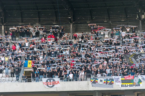 Πλήθος οπαδών του ποδοσφαίρου, υποστηρικτές στον Τριβούνο — Φωτογραφία Αρχείου