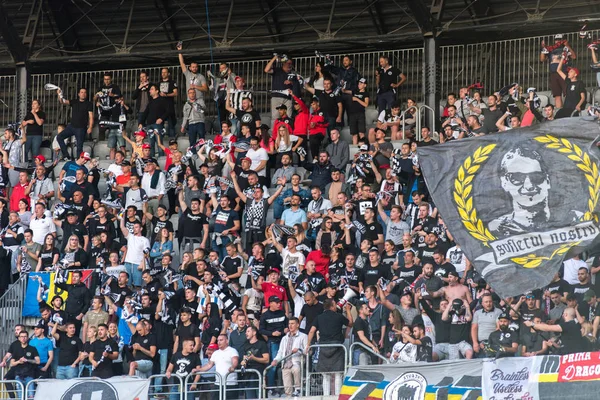 Multitud de aficionados al fútbol, simpatizantes en la tribuna —  Fotos de Stock