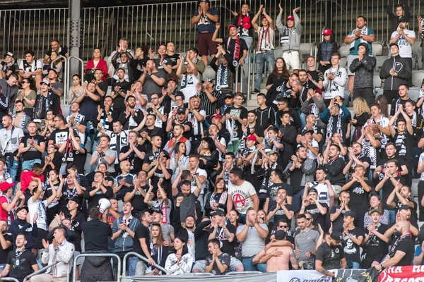 Multitud de aficionados al fútbol, simpatizantes en la tribuna —  Fotos de Stock