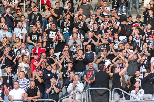 Multitud de aficionados al fútbol, simpatizantes en la tribuna —  Fotos de Stock