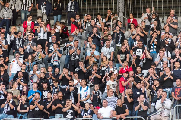 Multidão de fãs de futebol, apoiantes na tribuna — Fotografia de Stock