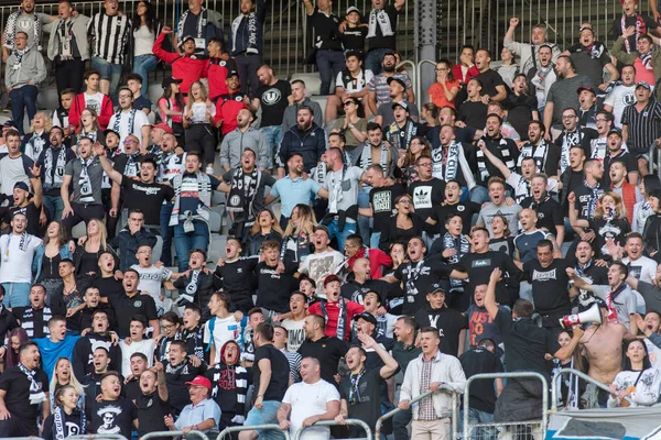 Multitud de aficionados al fútbol, simpatizantes en la tribuna — Foto de Stock