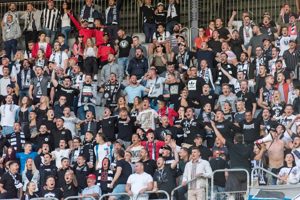 Multitud de aficionados al fútbol, simpatizantes en la tribuna — Foto de Stock